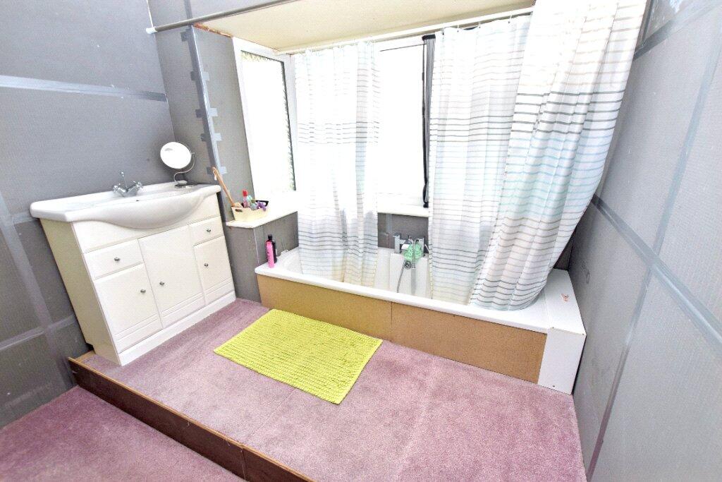 Bedroom/Bathroom