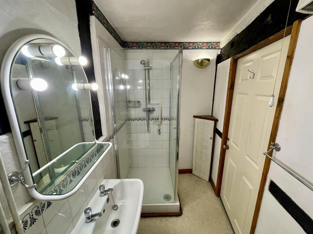 Bathroom (2/2)