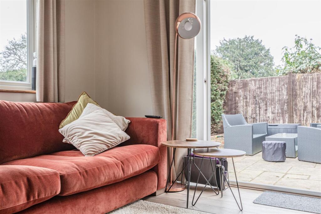 12 Gaveston Close, Byfleet, KT14 7HE - 9.jpg