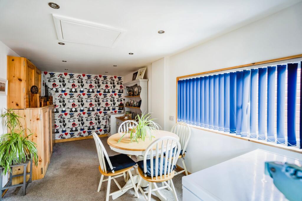 Bedroom/ Dining Room