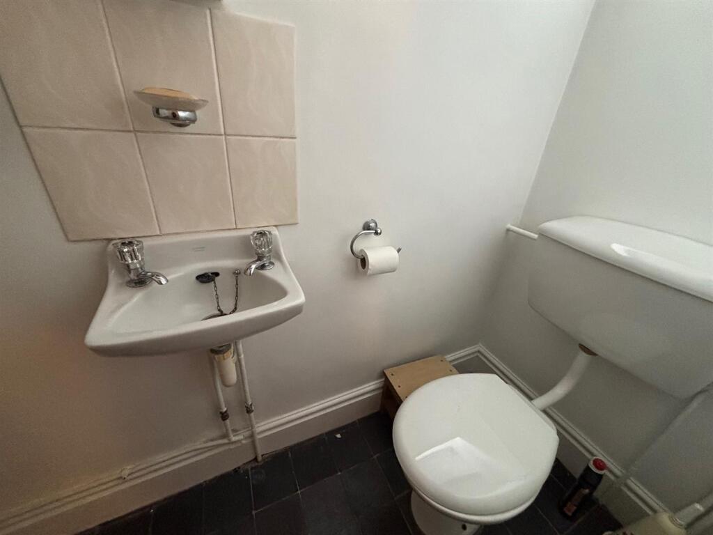 Guests Cloak Room/WC