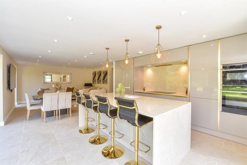 Kitchen/ Dining Area