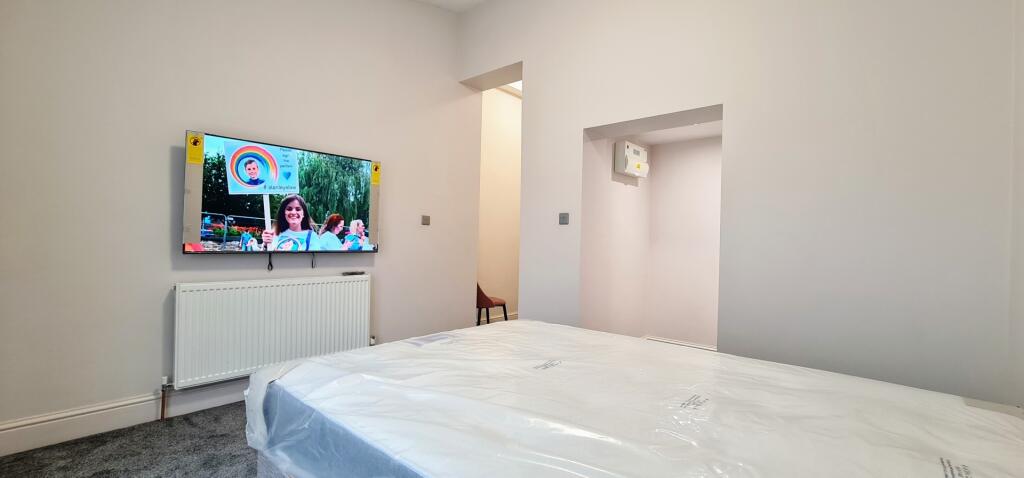 A bright and well-maintained double bedroom fea...