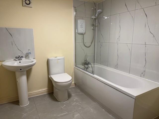 Bungalow En-suite to Bedroom 1