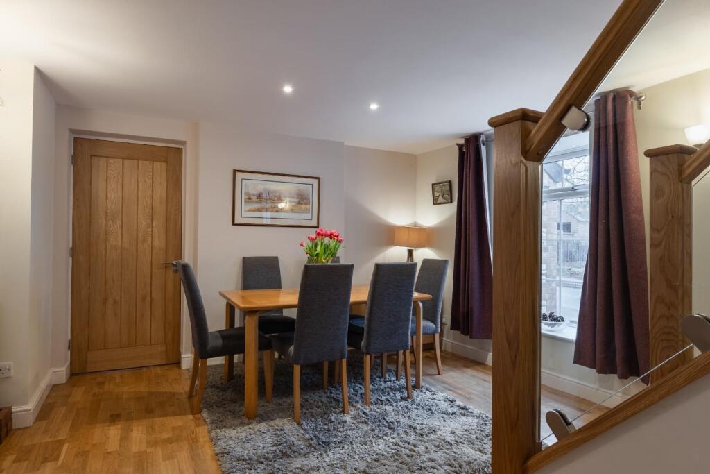 LOUNGE/DINING ROOM