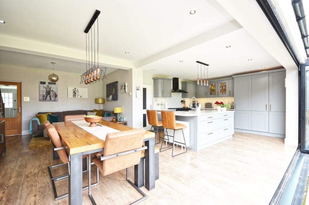 Open Plan L-Shaped Kitchen/Dining/Family Room