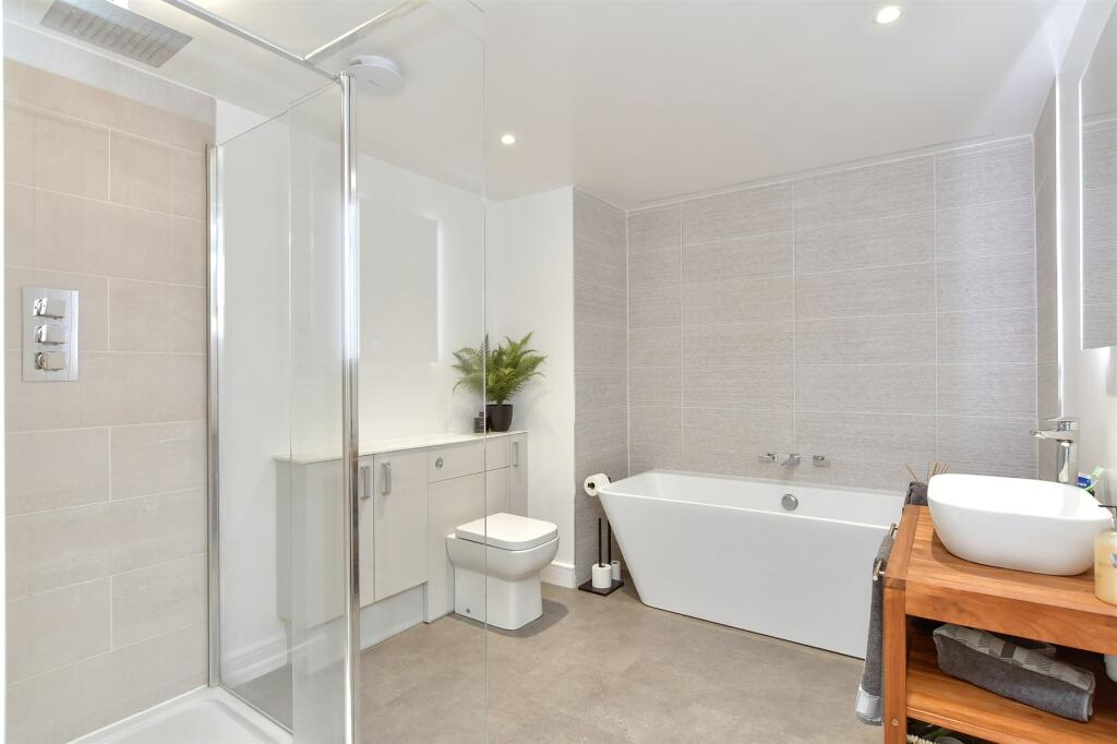 En-Suite Bathroom