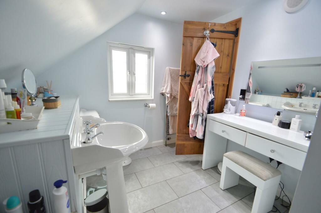 Duckdown ensuite bathroom to bedroom one1.JPG