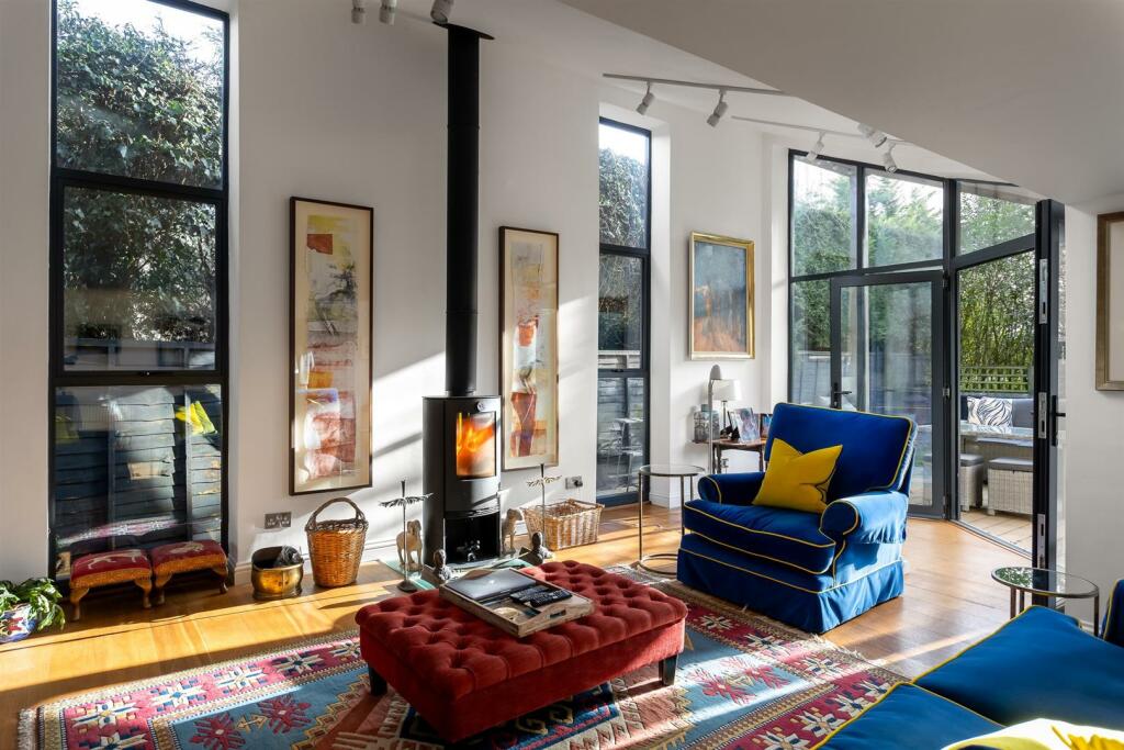 24 - Leah House - SN6 6LQ - Web.jpg