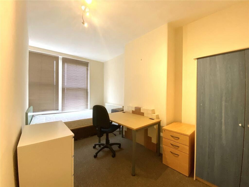 This inviting double bedroom features ample nat...