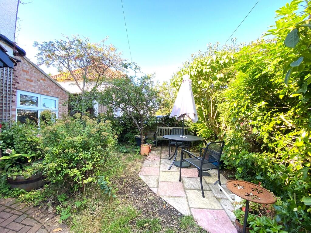 Front garden pati...