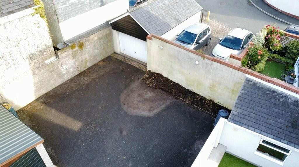 Garage 1 with par...