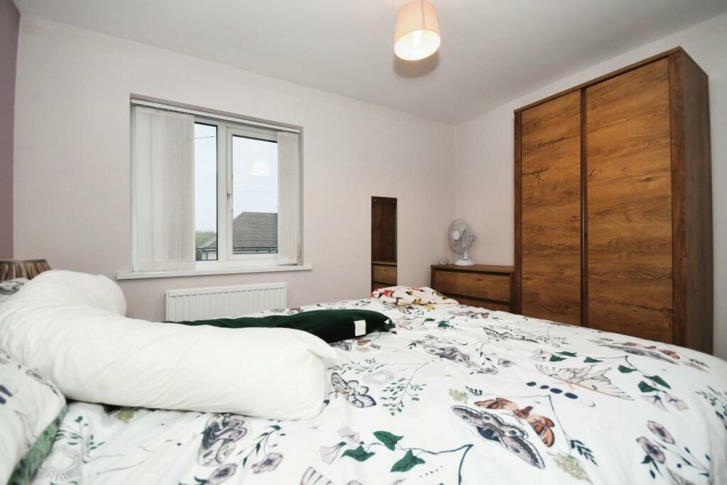 BEDROOM 1 02.jpg