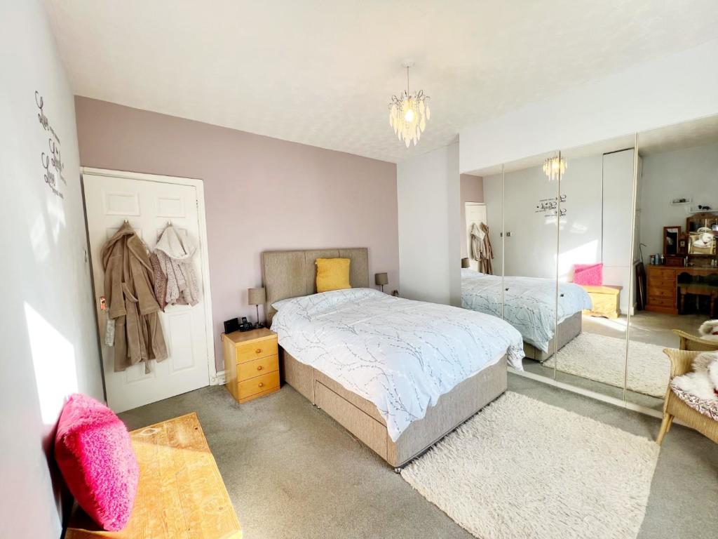 Bedroom 1 pic 2.jpg