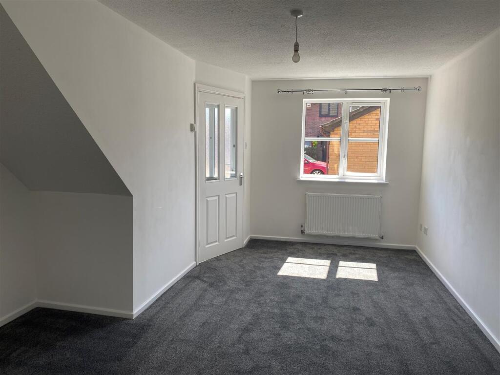 35 Greenacres - living room.jpg