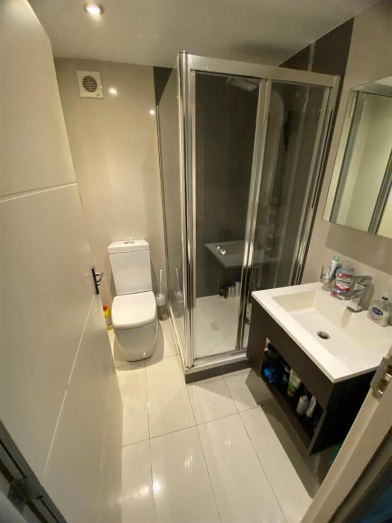 F5 En Suite.jpeg