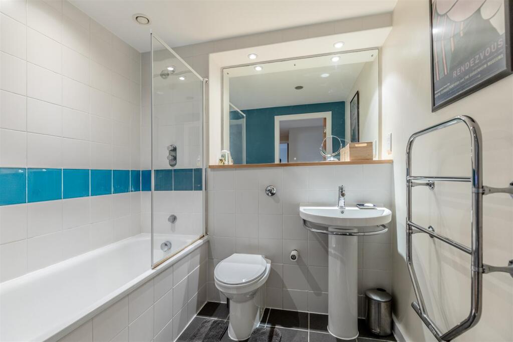 Hamilton Court, Bristol Bathroom.jpg