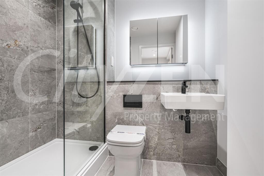 EN SUITE SHOWER ROOM (SIMILAR APARTMENT)