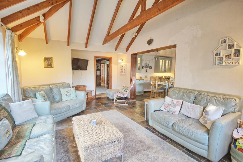 DINING/FAMILY ROOM