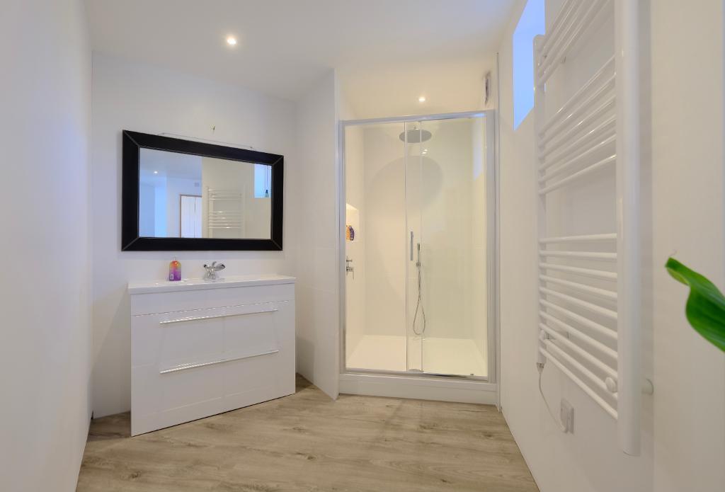 En suite bath room (Bedroom 1)