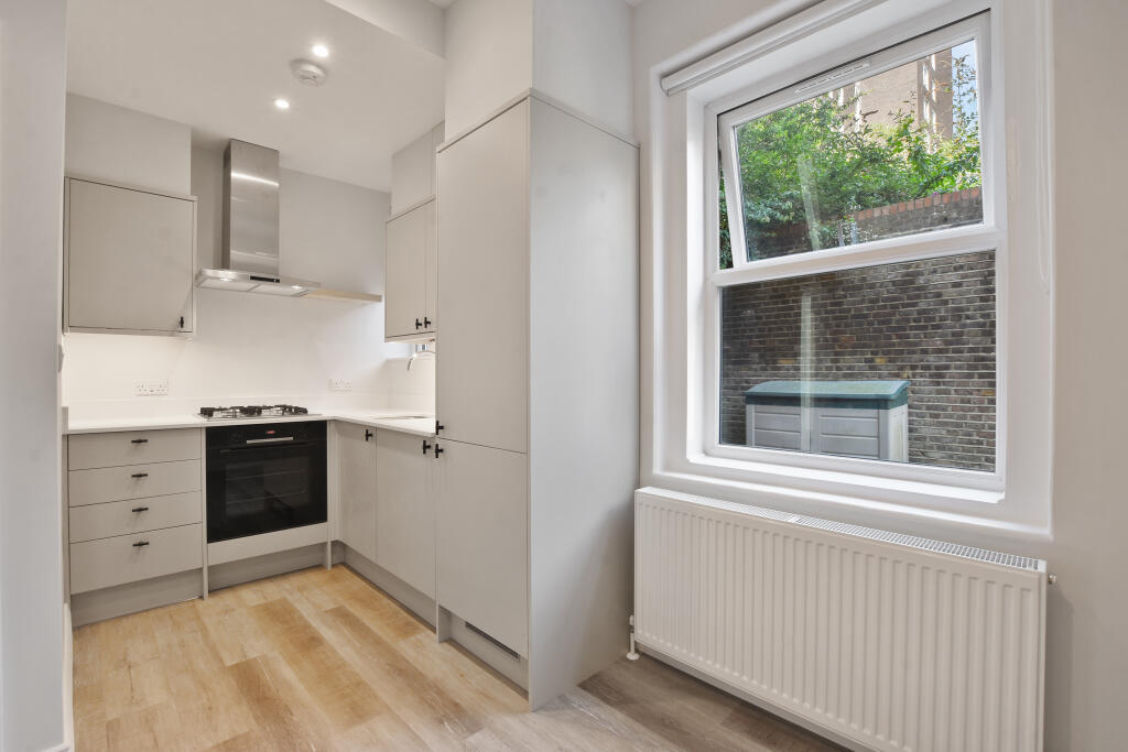 4 KITCHEN.JPG