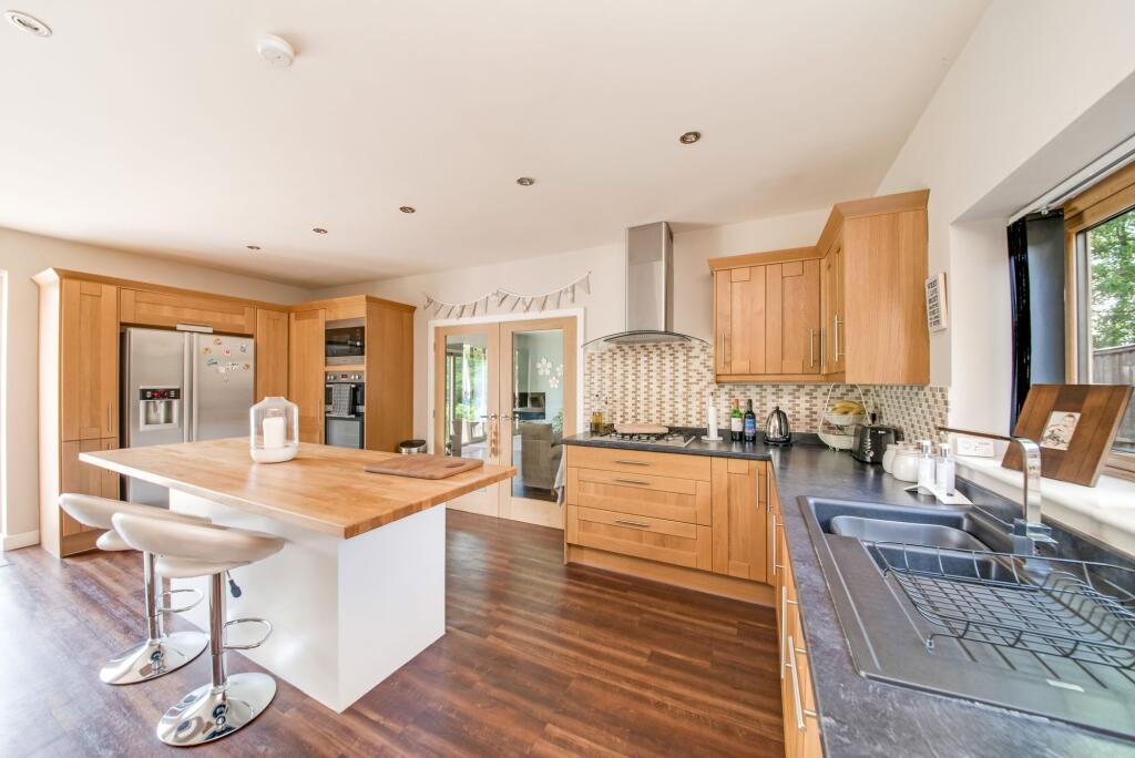 OPEN-PLAN DINING KITCHEN AND FAMILY ROOM