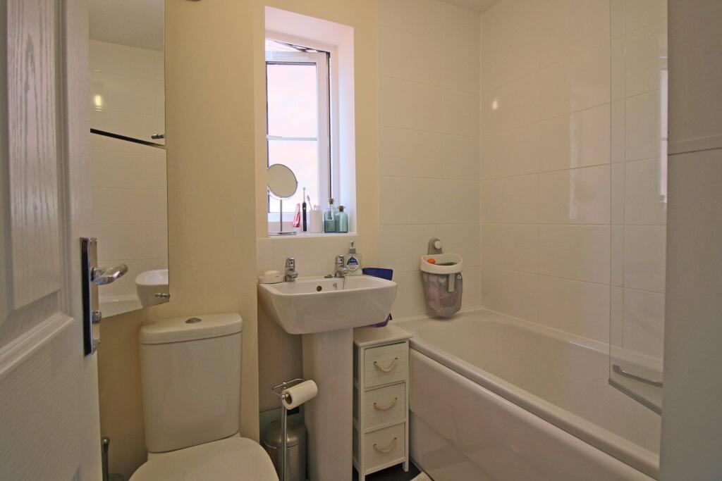 22 Bridle Close bath