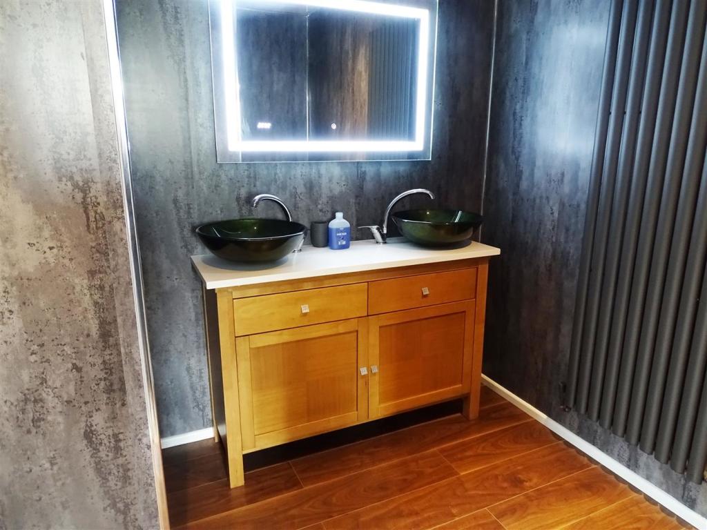 Lodge bath1.jpg