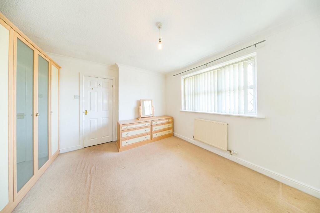 26 Lloyd Road bedroom 1.jpg