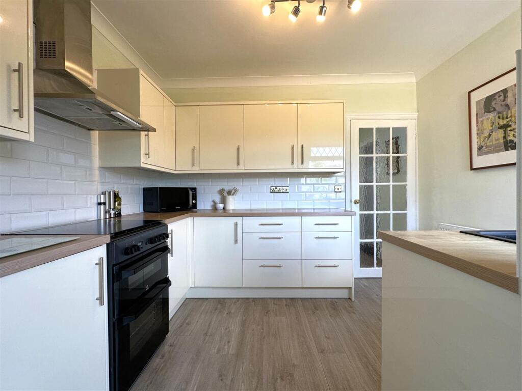 Stylish Contemporary Kitchen 867