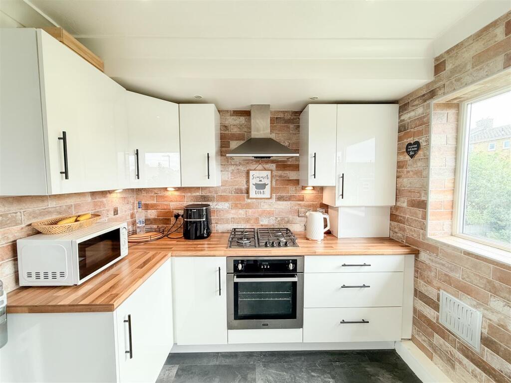 BREAKFASTING KITCHEN