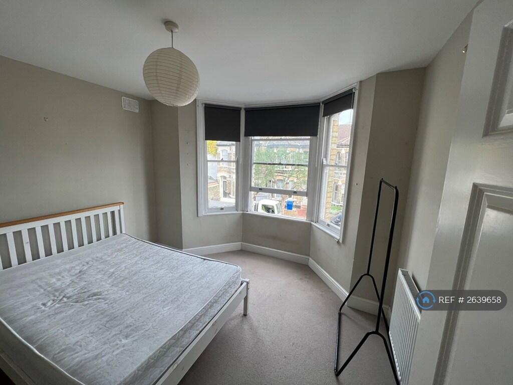 Large Double w/ Bay Window