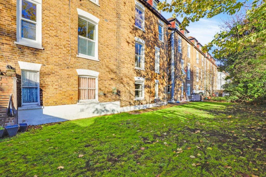 13-a050JHPropWpen - Flat 4 Malcolm Close - 40.jpg