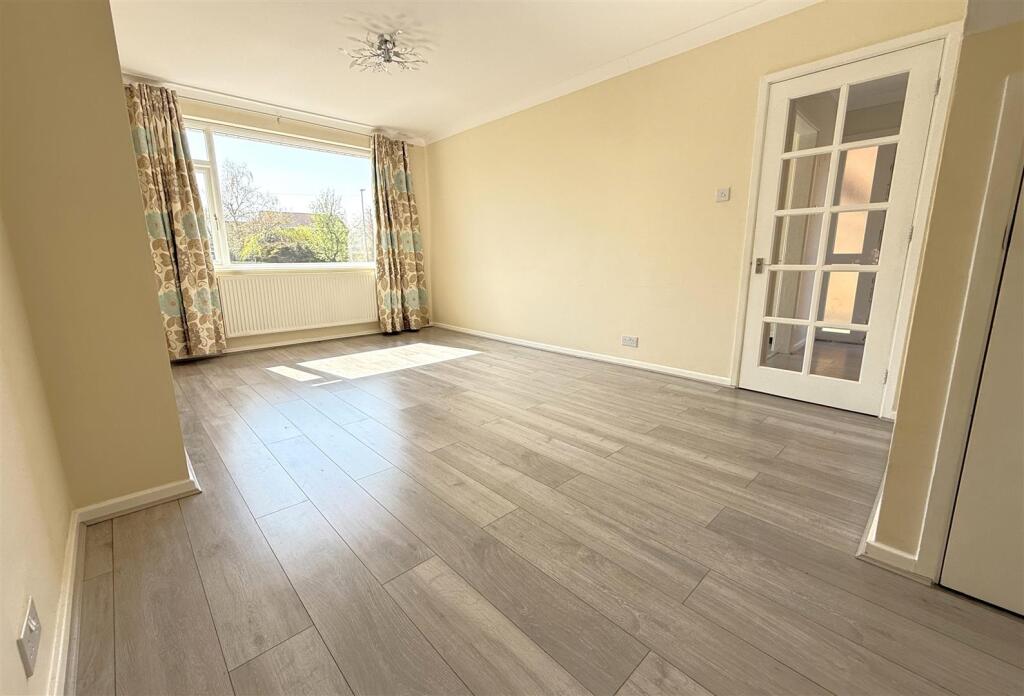 SITTING/DINING ROOM