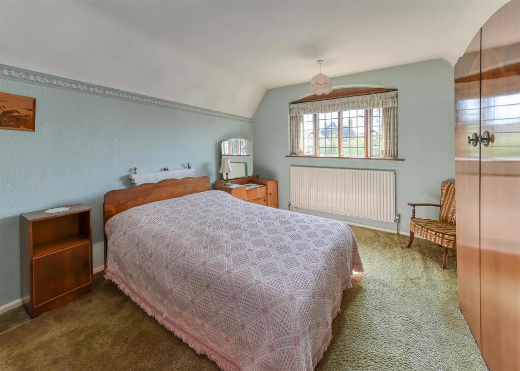 40 Castlecroft Gardens-bed2.jpg