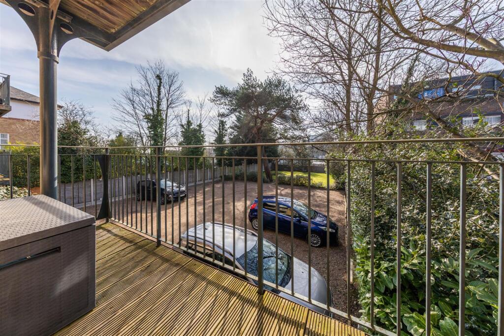 Churchfields, E18
