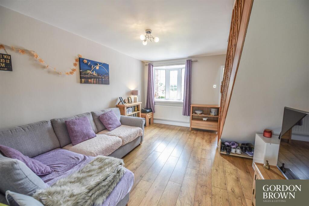 LOUNGE / DINING AREA