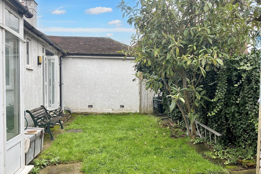 8 Oakleigh Avenue, Tolworth, Surrey KT6 7PX