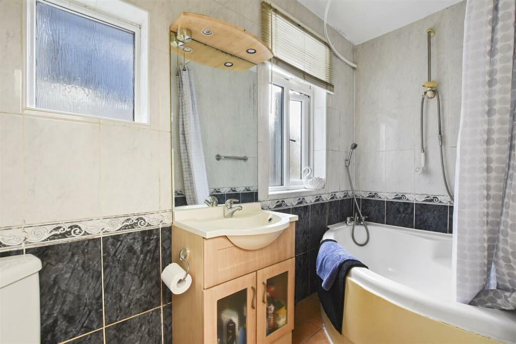 01-2262GCWT - FFF 37 Earlsmead Road - Bathroom -Or