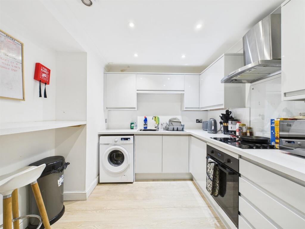 3 - Spacious Garden Flat for Auction, Kingswood.jp