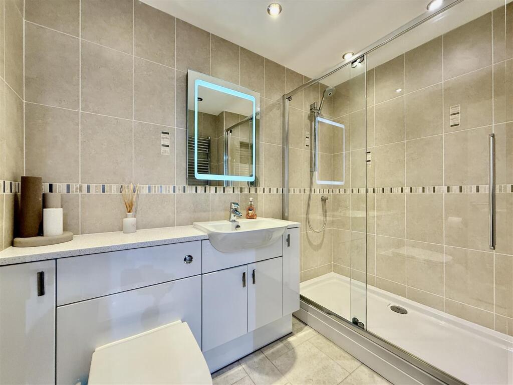 Extra Shower Room.JPG