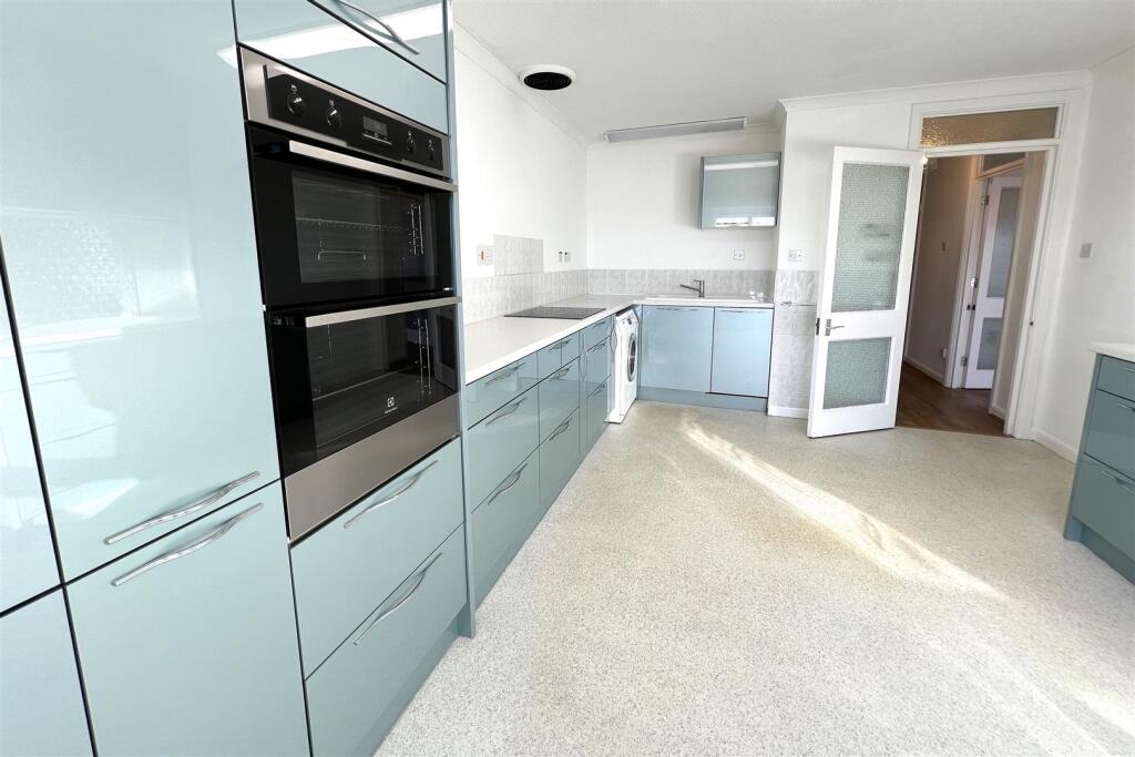 Kitchen b.JPG
