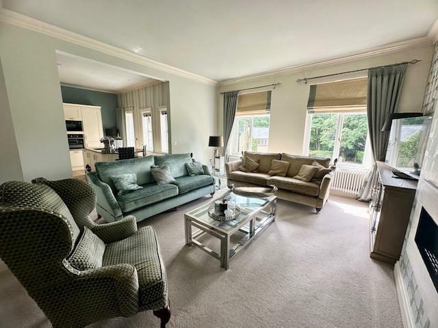 OPEN PLAN LOUNGE AND DINING AREA