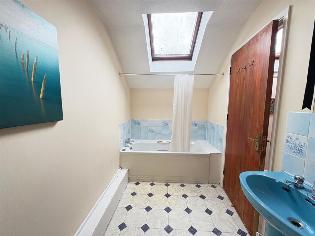 Bathroom 1.jpg