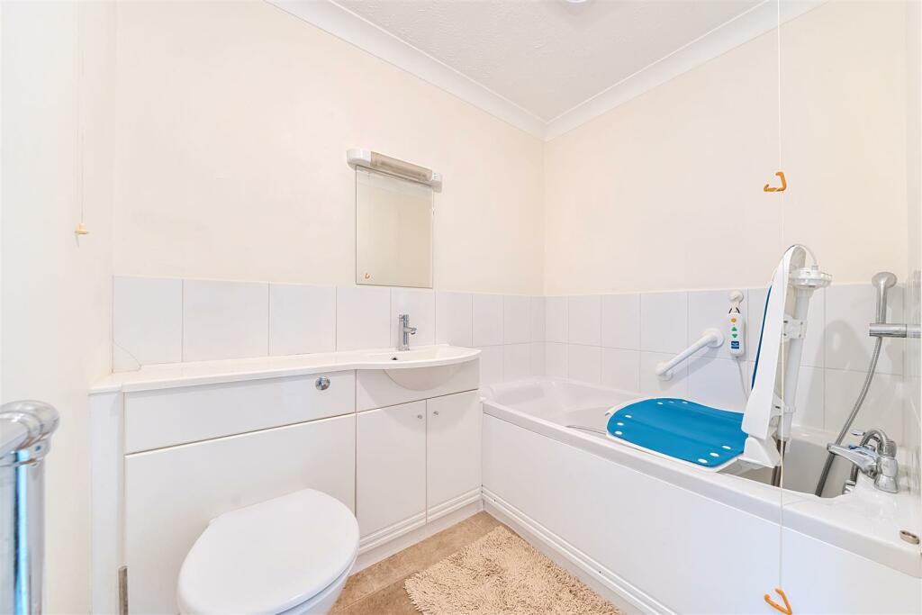 Bathroom (1).jpg