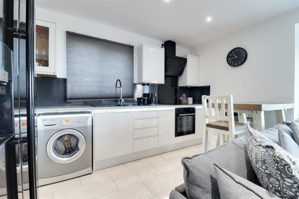 LIVING / DINING KITCHEN