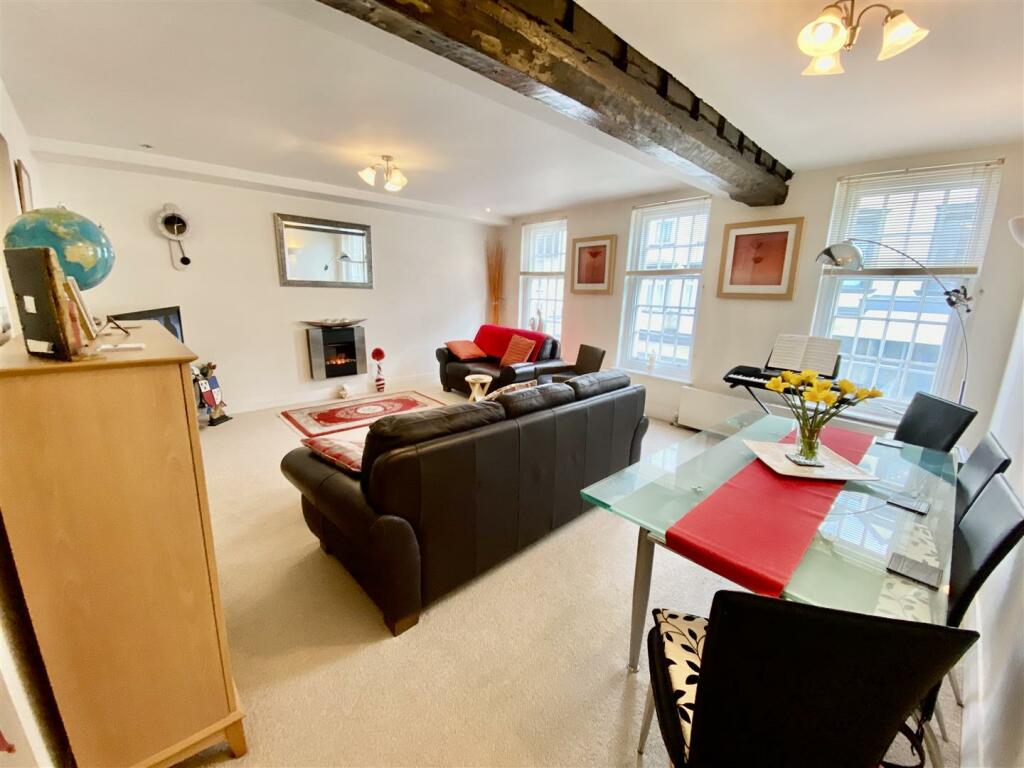 LIVING/DINING ROOM