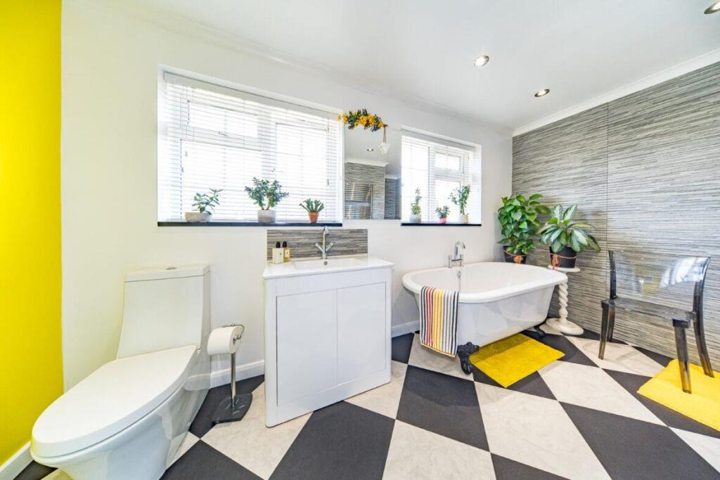 20 Hillschool Road bathroom 2.jpg