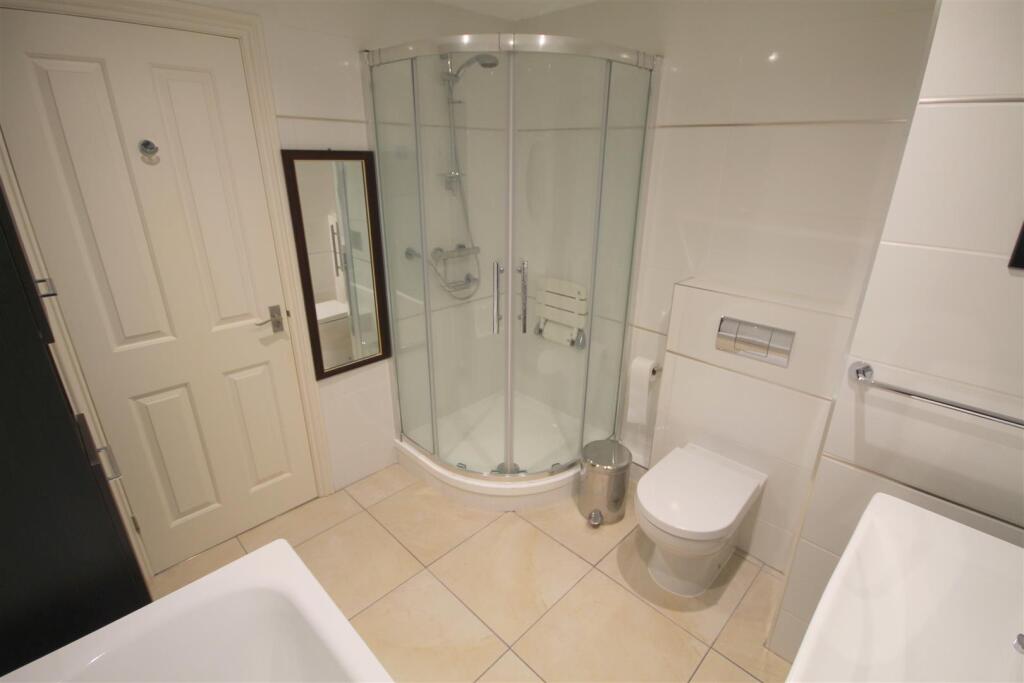 MP Bathroom i.JPG