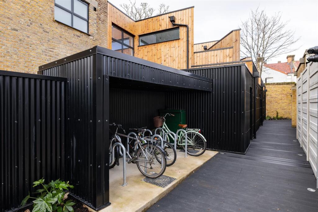 Coach Yard E10